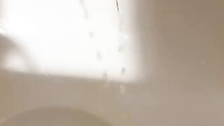 洗面器で放尿！！後ろから急に人がきて