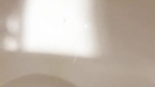 洗面器で放尿！！後ろから急に人がきて