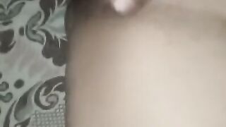 السواق نازل تقفيش ودعك في كسها وبزازها وبيخليها تنقط لبن من كتر الدعك egyptian milf with her driver
