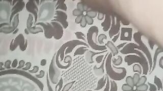 السواق نازل تقفيش ودعك في كسها وبزازها وبيخليها تنقط لبن من كتر الدعك egyptian milf with her driver