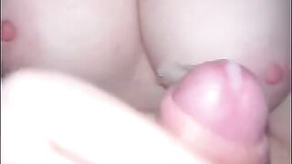 Mega Cumshot auf dicke Titten einer rothaarigen