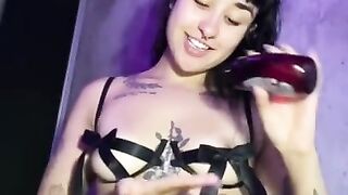 Novinha safada passando óleo em todo corpo e gemendo pra você????