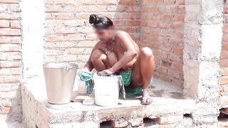Indian cute and sexy bhabhi apni chhat me, apni chut me sabun Lagakar naha rhi h! Cute bhabhi bothing on her roof.
