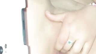 امرأة جميلة تسجل أثناء ممارسة العادة السرية????????