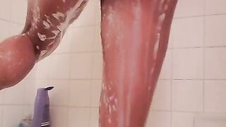 BLACK GIRL SHOWER TWERK
