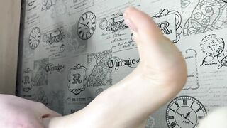 САДИСЬ ЗА СТОЛ! ВМЕСТО УЖИНА ПОДАМ ТЕБЕ СВОИ ГРЯЗНЫЕ НОЖКИ В НОСОЧКАХ И БЕЗ! ЛАСКАЙ МЕНЯ СКОРЕЕ