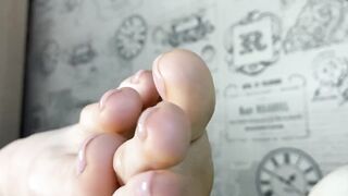 САДИСЬ ЗА СТОЛ! ВМЕСТО УЖИНА ПОДАМ ТЕБЕ СВОИ ГРЯЗНЫЕ НОЖКИ В НОСОЧКАХ И БЕЗ! ЛАСКАЙ МЕНЯ СКОРЕЕ