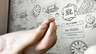 САДИСЬ ЗА СТОЛ! ВМЕСТО УЖИНА ПОДАМ ТЕБЕ СВОИ ГРЯЗНЫЕ НОЖКИ В НОСОЧКАХ И БЕЗ! ЛАСКАЙ МЕНЯ СКОРЕЕ