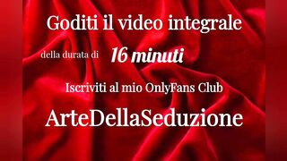 bella giovane donna vuole godere guardando porno hard. li racconta, geme e gode fino all'orgasmo