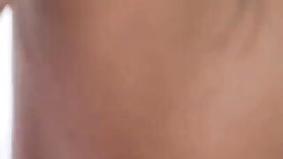 Latina culona dandose sentones