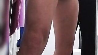 Mi faccio fare una sega dalla mia vicina con il dito in culo e sborro vero amatoriale