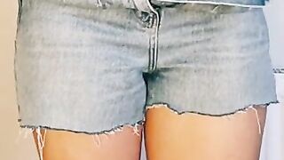 Curvy milf making tik tok 18+