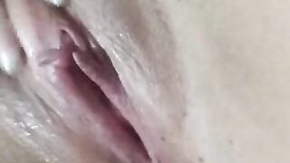 Despierto caliente y me tocó antes de ir a la ducha