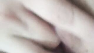 Despierto caliente y me tocó antes de ir a la ducha