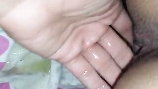 I masturbate her, squirting, wet and a good penetration in her big pussy.
