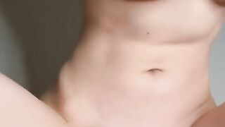 【個人撮影】こんなに可愛い彼氏持ち女子大生に杭打ちピストン騎乗位されて我慢できる男いる？ 日本人/中出し/騎乗位/潮吹き/素人/寝取られ/パイパンまんこ/変態/淫乱