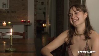 Ersties - Leoni masturbiert mit Wäscheklammern an ihren Brustwarzen