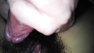 Eyaculando en una concha peluda