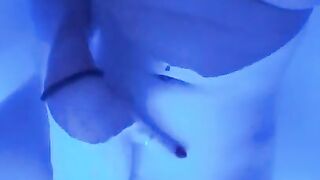 French girl masturbates in the bath ????????
