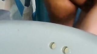 No me resisto y me la follo salvajemente en el baño (KOLRER)