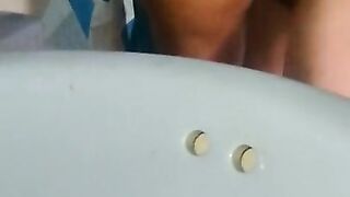 No me resisto y me la follo salvajemente en el baño (KOLRER)