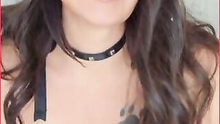 Sexig svensk milf leker edging-lek med förnedrande inslag