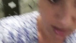 Un inconnu me regarde dans l'ascenseur pendant que je me masturbe et enfonce un jouet sexuel