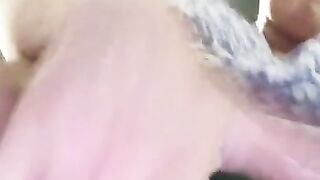 Un inconnu me regarde dans l'ascenseur pendant que je me masturbe et enfonce un jouet sexuel