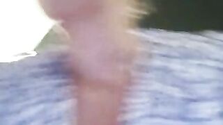 Un inconnu me regarde dans l'ascenseur pendant que je me masturbe et enfonce un jouet sexuel