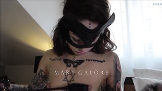 Dominant girl Mari Galore masturbates her pussy