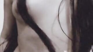 Me GUSTA mover MI CUERPO mientras te MUESTRO mis PANTALETAS ROJAS