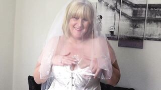 Dirty Mature Bride has a quick, wet finger fuck