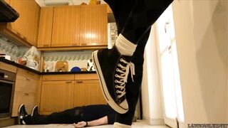 Lady Scarlet - A kitchen, a doormat and my all stars