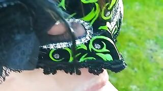 freya19bjorn20 maman french lui vide les couilles dans son jardin