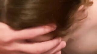 Рискованное Домашнее Порно. Подглядывайте за Мной в Ванной Пока Я Беру Член Соседа Глубоко в Горло