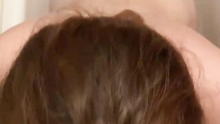 Рискованное Домашнее Порно. Подглядывайте за Мной в Ванной Пока Я Беру Член Соседа Глубоко в Горло