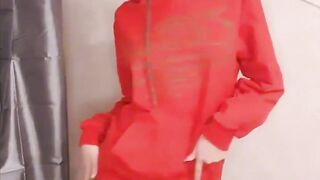 18 year old babe shakes her ass and wants to jump on your hard dick