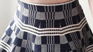 Me caliento mientras juego con mi faldita