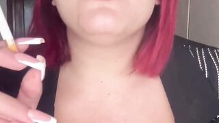 Napoletana fuma e fa porcate con un dildo nero.