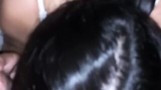 Caliente jovencita viene a moverle el culo a mi cama