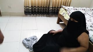 يمارس الجنس مع خادمة المغرب على السرير أثناء تنظيف منزل المالك - عائشة - Hijabi Hot BBW Maid Anal