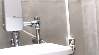 [Personal shooting] Perverted woman peeing in a public toilet... sorry for making a noise ❤︎