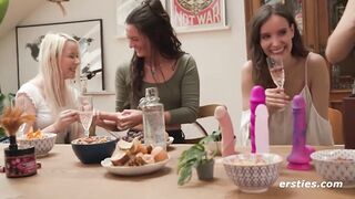 Ersties - Doppelte Dildo Penetration im lebischen Gruppensex