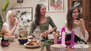 Ersties - Doppelte Dildo Penetration im lebischen Gruppensex