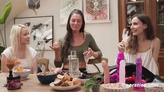 Ersties - Doppelte Dildo Penetration im lebischen Gruppensex