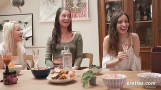 Ersties - Doppelte Dildo Penetration im lebischen Gruppensex