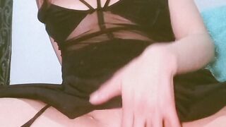Chica universitaria, la muy zorra se masturba deliciosamente sola en su habitación