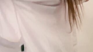 Infirmière coquine se touche pendant sa pause
