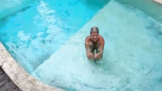 Risky Blowjob at the Swimming Pool in a Resort