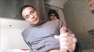 Le envio un Video Hot a mi hermanastra, que esta loca por probar mi Gran Verga!